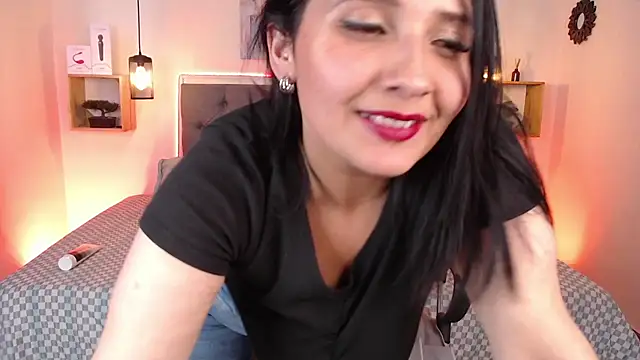 Snapshot of emily_leinner chatting on 12-15-24, 08:58 emily leinner online show from 12-15-24, 08:58