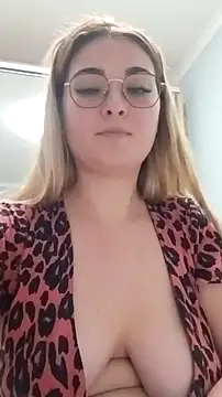 Snapshot of pussyCat_t chatting on 12-04-25, 04:05 pussyCat t online show from 12-04-25, 04:05