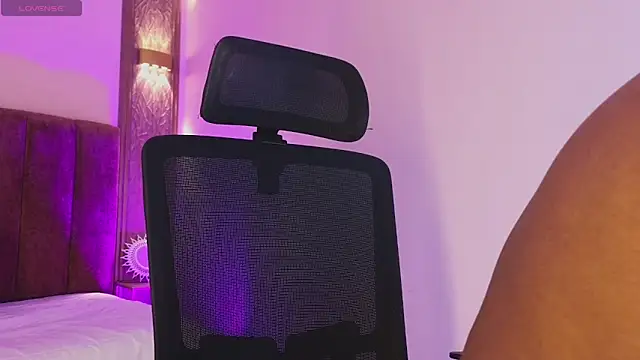 Snapshot of Emy_leon chatting on 02-12-26, 07:20 Emy leon online show from 02-12-26, 07:20