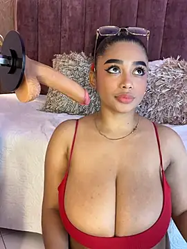 Snapshot of Emy_leon chatting on 02-13-26, 07:21 Emy leon online show from 02-13-26, 07:21