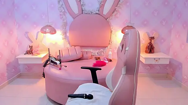 Snapshot of Saraa_Skinny chatting on 12-21-24, 05:40 Saraa Skinny online show from 12-21-24, 05:40