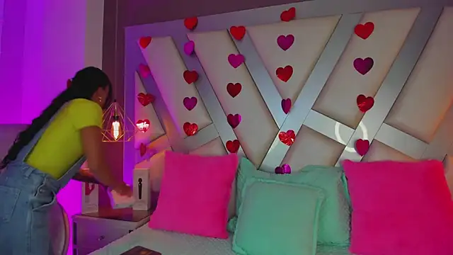 Amber villalobos  online show from 03-04-26, 04:18