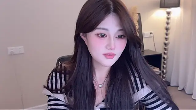 Strawberrybabyy1 online show from 11-04-25, 03:22