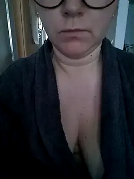 Snapshot of queenpeachi chatting on 02-16-25, 06:32 queenpeachi online show from 02-16-25, 06:32