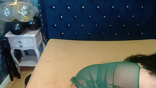 Sofiacowperx online show from 04-10-26, 01:05