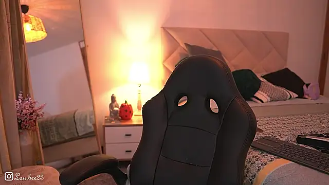 Lau Bee online show from 10-30-25, 06:41