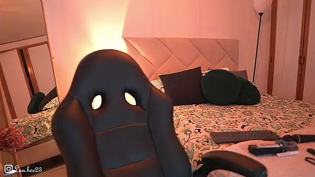 Lau Bee online show from 12-14-25, 03:50