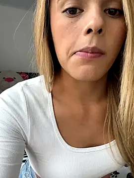 Snapshot of ZoeJohnsoon chatting on 12-13-25, 09:53 ZoeJohnsoon online show from 12-13-25, 09:53