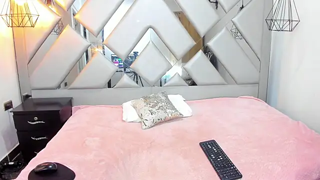 Nahomi-Hill online show from 12-19-25, 01:34