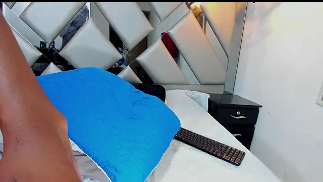 Nahomi-Hill online show from 04-08-26, 02:33