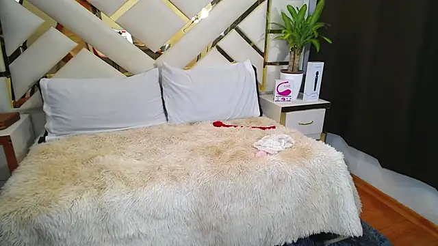 carolineamber  online show from 12-08-24, 02:19