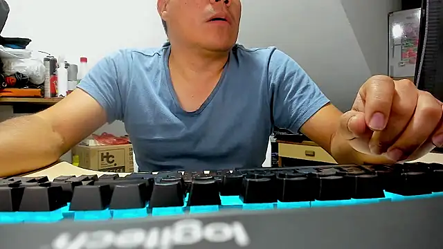 Snapshot of Jhonatan_Morales_S chatting on 10-16-25, 04:46 Jhonatan Morales S online show from 10-16-25, 04:46