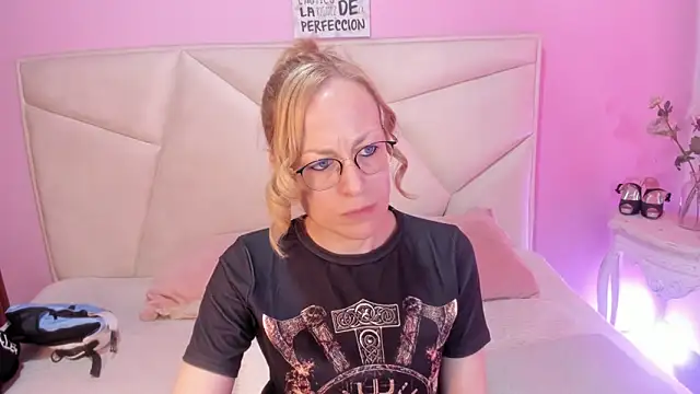 Snapshot of SammySanders chatting on 09-24-25, 04:21 SammySanders online show from 09-24-25, 04:21