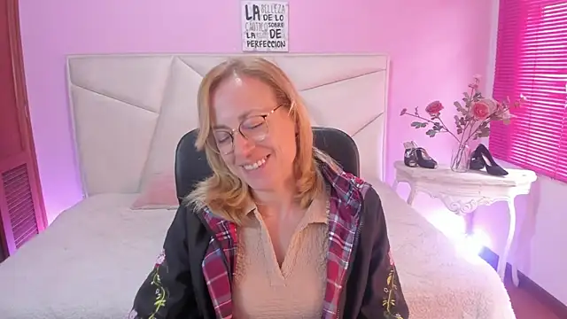 Snapshot of SammySanders chatting on 06-18-26, 12:53 SammySanders online show from 06-18-26, 12:53