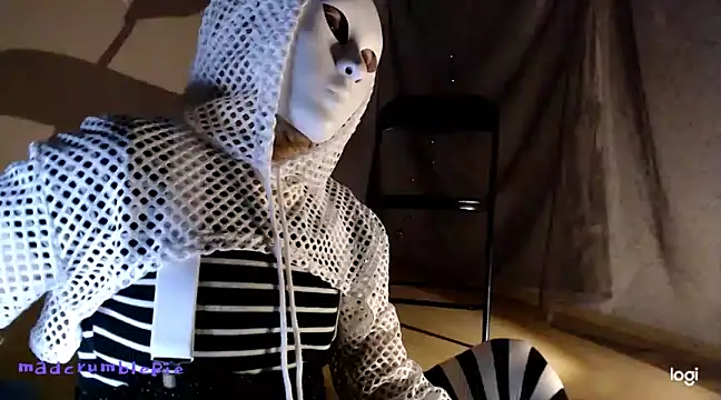 Snapshot of madcrumblepie chatting on 12-18-24, 08:36 madcrumblepie online show from 12-18-24, 08:36