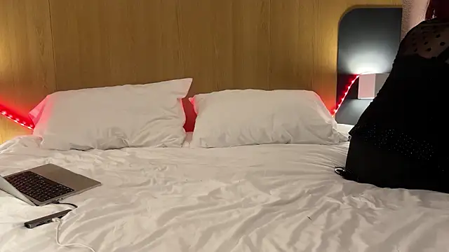 Snapshot of annaBtv9 chatting on 03-26-26, 06:24 annaBtv9 online show from 03-26-26, 06:24