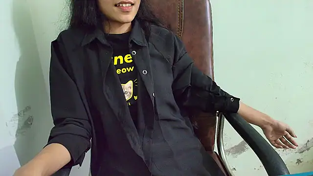 Snapshot of Srabontii chatting on 03-15-25, 12:47 Srabontii online show from 03-15-25, 12:47