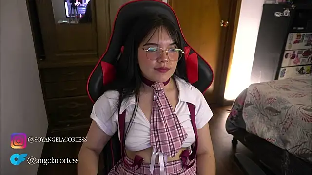 Snapshot of angela_cortes_ chatting on 10-24-25, 03:58 angela cortes  online show from 10-24-25, 03:58