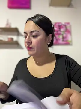 Snapshot of Lesly_10- chatting on 06-10-26, 02:23 Lesly 10- online show from 06-10-26, 02:23