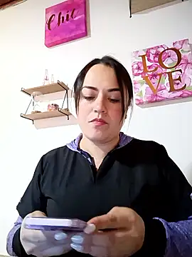 Snapshot of Lesly_10- chatting on 06-12-26, 05:01 Lesly 10- online show from 06-12-26, 05:01