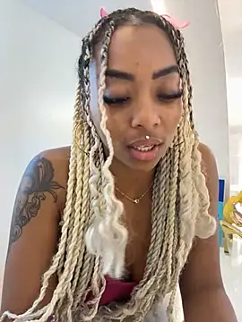 Snapshot of Alondrasparrow2 chatting on 05-05-26, 11:24 Alondrasparrow2 online show from 05-05-26, 11:24
