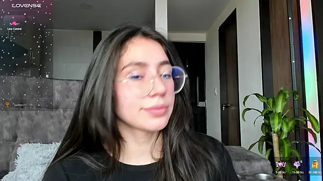 Snapshot of emmadiaz1 chatting on 12-18-24, 05:42 emmadiaz1 online show from 12-18-24, 05:42