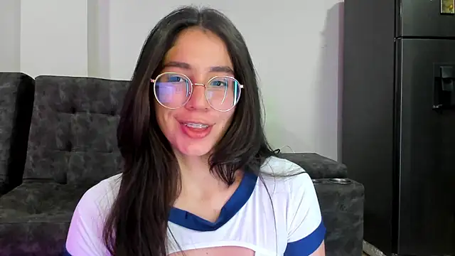 Snapshot of emmadiaz1 chatting on 03-05-25, 04:34 emmadiaz1 online show from 03-05-25, 04:34