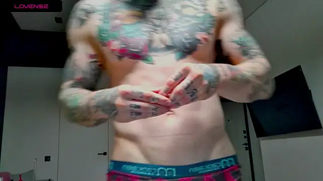 Snapshot of white_King9999 chatting on 10-06-25, 02:42 white King9999 online show from 10-06-25, 02:42