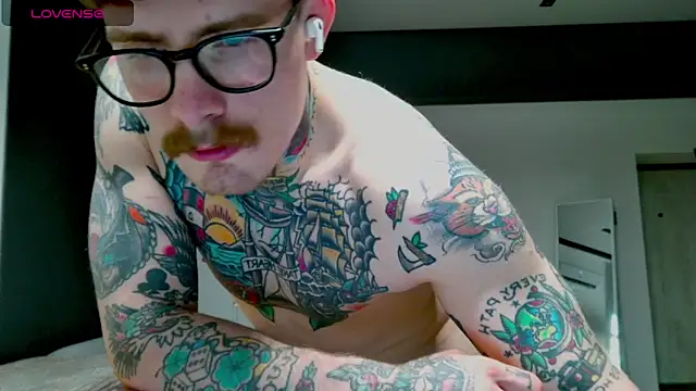 Snapshot of white_King9999 chatting on 11-15-25, 01:18 white King9999 online show from 11-15-25, 01:18