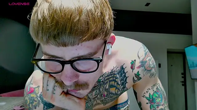 Snapshot of white_King9999 chatting on 11-22-25, 01:43 white King9999 online show from 11-22-25, 01:43