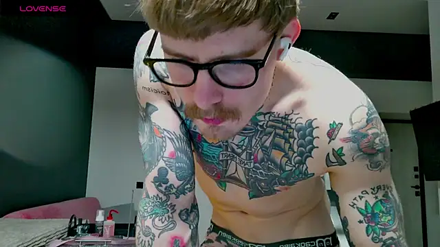 Snapshot of white_King9999 chatting on 12-15-25, 03:44 white King9999 online show from 12-15-25, 03:44