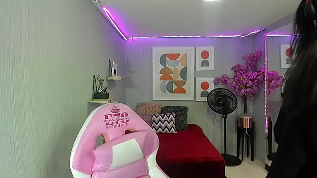 Snapshot of Dafne_huges chatting on 02-11-25, 07:16 Dafne huges online show from 02-11-25, 07:16