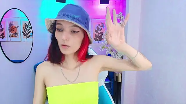 Snapshot of Dafne_huges chatting on 09-15-25, 07:36 Dafne huges online show from 09-15-25, 07:36