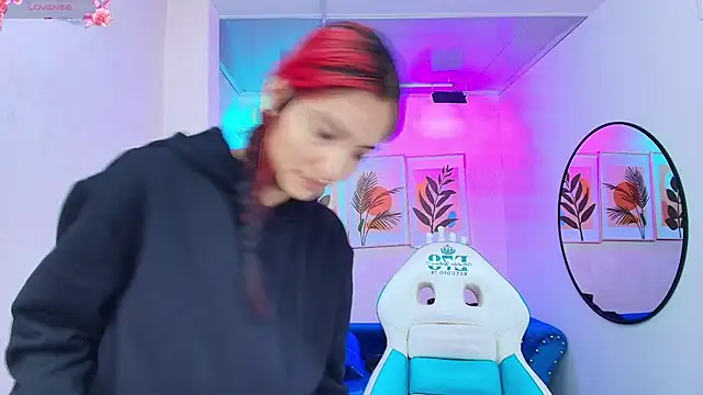 Dafne huges online show from 11-24-25, 07:35