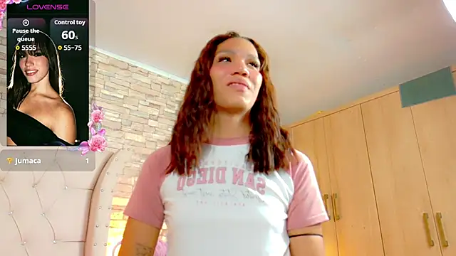 Snapshot of Sara-Smith- chatting on 06-25-26, 11:26 Sara-Smith- online show from 06-25-26, 11:26