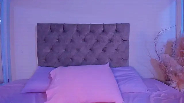 zoe roux21 online show from 10-15-25, 03:06