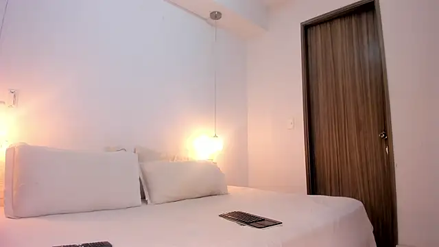 Snapshot of Mariana_Synn chatting on 07-25-26, 01:25 Mariana Synn online show from 07-25-26, 01:25
