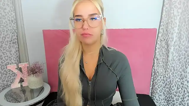 Snapshot of KristyHoney chatting on 11-10-25, 08:24 KristyHoney online show from 11-10-25, 08:24