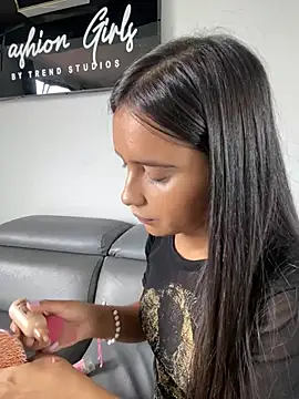 Snapshot of RoxyRoss_ chatting on 02-01-25, 02:02 RoxyRoss online show from 02-01-25, 02:02