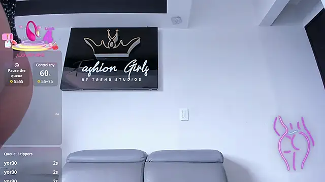 Snapshot of RoxyRoss_ chatting on 03-06-25, 05:11 RoxyRoss online show from 03-06-25, 05:11