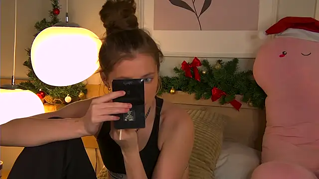 Snapshot of AshleyDouglas chatting on 01-03-25, 07:27 AshleyDouglas online show from 01-03-25, 07:27