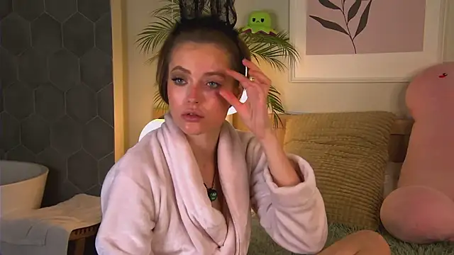 Snapshot of AshleyDouglas chatting on 02-19-25, 07:17 AshleyDouglas online show from 02-19-25, 07:17