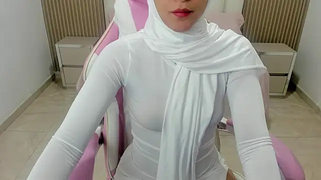 Snapshot of Hanaa_latif chatting on 02-17-25, 11:55 Hanaa latif online show from 02-17-25, 11:55