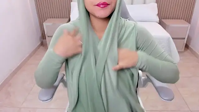 Snapshot of Hanaa_latif chatting on 03-17-25, 12:04 Hanaa latif online show from 03-17-25, 12:04