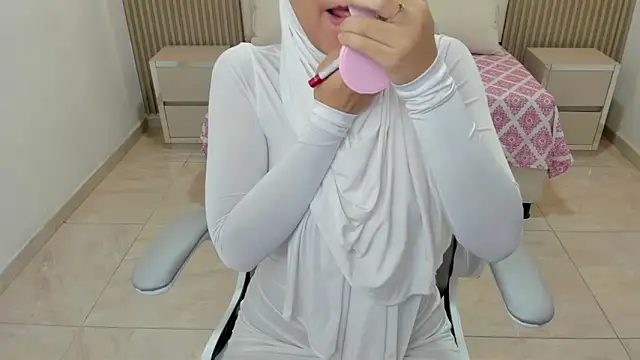 Snapshot of Hanaa_latif chatting on 03-18-25, 12:14 Hanaa latif online show from 03-18-25, 12:14