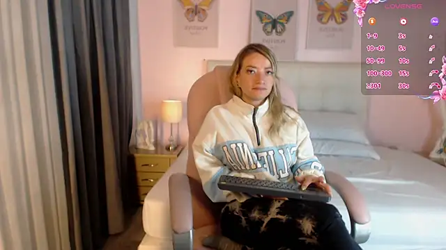 Snapshot of zoe_jones13 chatting on 02-18-25, 09:32 zoe jones13 online show from 02-18-25, 09:32