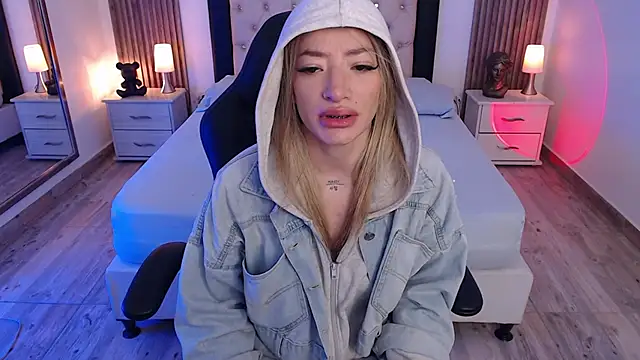 Snapshot of zoe_jones13 chatting on 09-11-25, 03:17 zoe jones13 online show from 09-11-25, 03:17