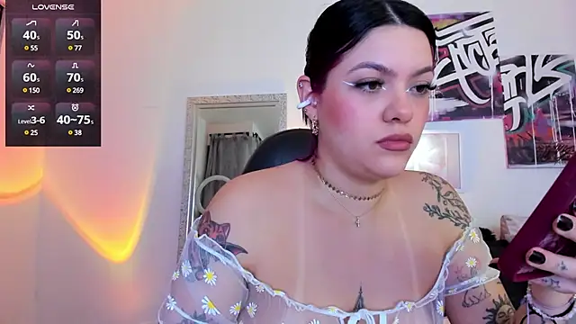 Snapshot of AnnieHuntters chatting on 12-11-24, 01:37 AnnieHuntters online show from 12-11-24, 01:37