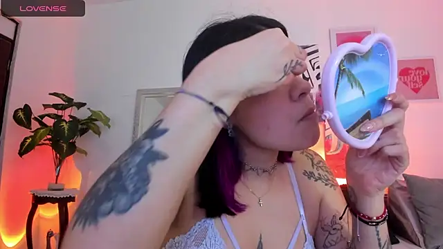 Snapshot of AnnieHuntters chatting on 02-07-25, 02:50 AnnieHuntters online show from 02-07-25, 02:50