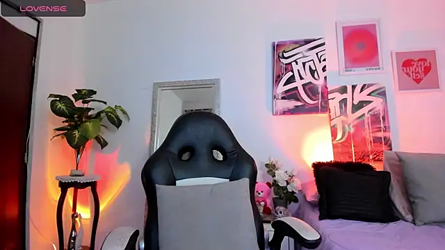 Snapshot of AnnieHuntters chatting on 03-18-25, 03:20 AnnieHuntters online show from 03-18-25, 03:20